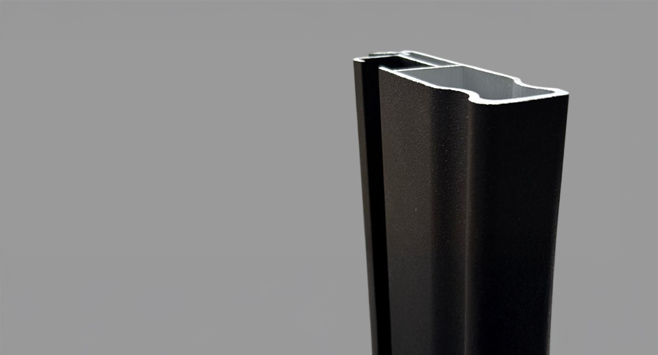 <p><span style="font-weight: 400;"><strong>Nova Linha de Esquadrias sem Baguete:</strong> </span><span style="font-weight: 400;">Perfil sem emendas e sem queda de borrachas graças ao sistema projetado</span></p>
